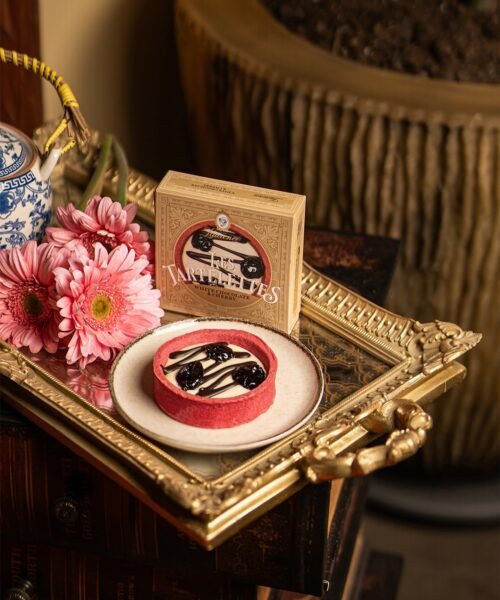 Alternative view of ΤΑΡΤΑ RED VELVET, ΛΕΥΚΗ ΚΡΕΜΑ ΚΑΙ ΑΓΡΙΟΚΕΡΑΣΟ