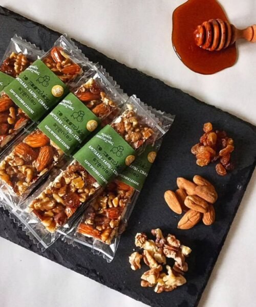 Το παστελάκι Αγρινίου αμύγδαλο, καρύδι, σταφίδα